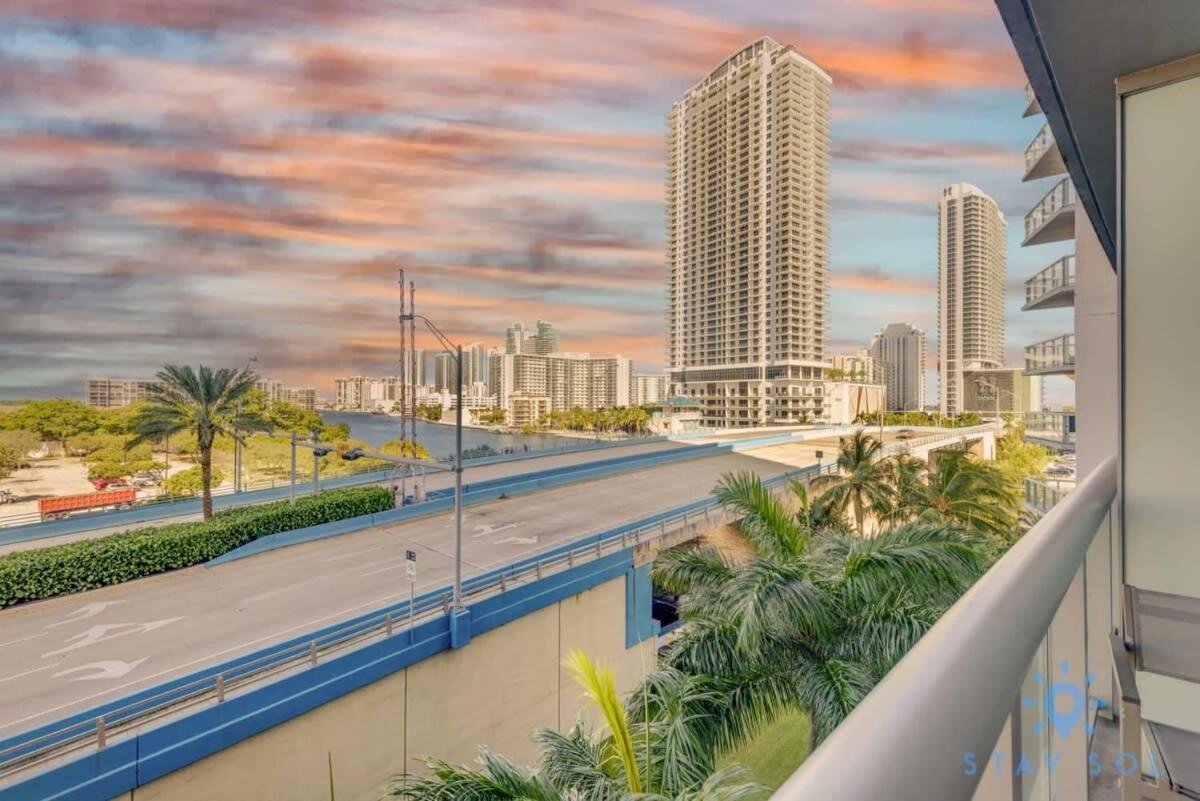 Balcony - Pool - Near Beach - Gym Hallandale Beach Exteriör bild