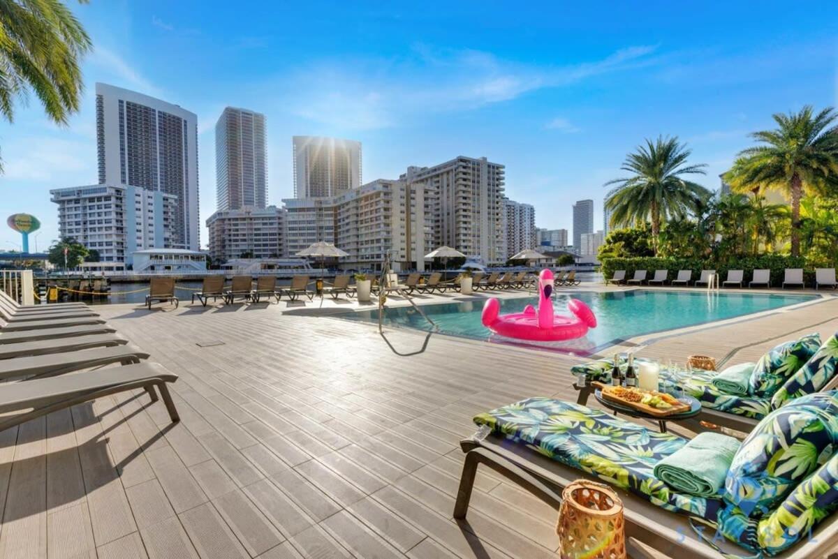 Balcony - Pool - Near Beach - Gym Hallandale Beach Exteriör bild