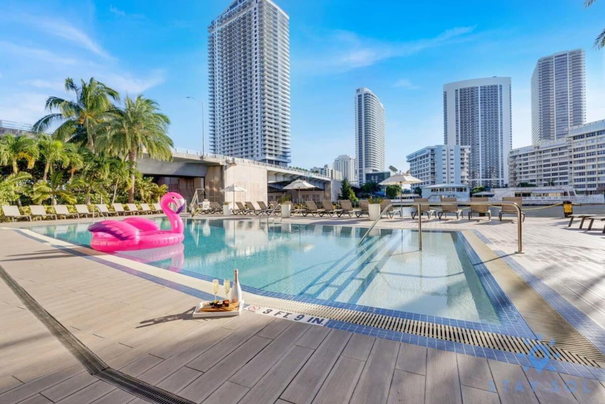 Balcony - Pool - Near Beach - Gym Hallandale Beach Exteriör bild