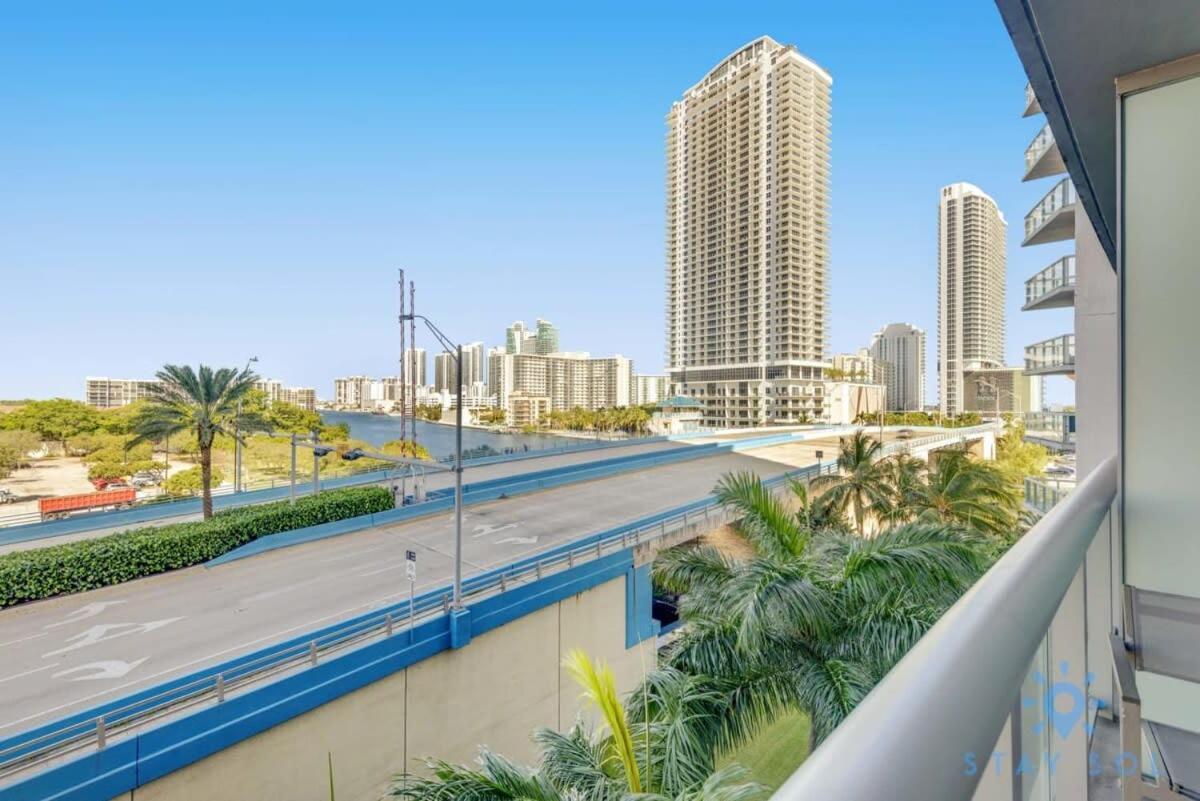 Balcony - Pool - Near Beach - Gym Hallandale Beach Exteriör bild